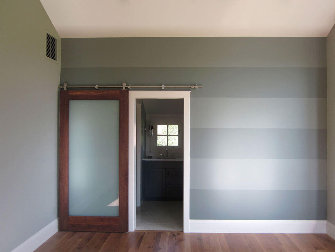 Horizontal stripes in children’s room